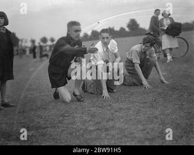 Sydney Wooderson , le grand coureur de fond britannique et détenteur du record du monde du mile , enseigne aux garçons la technique de démarrage de sprint . 1939 Banque D'Images