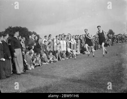 Sydney Wooderson , le grand coureur de fond britannique et détenteur du record du monde du mile , enseigne la technique de course des garçons . 1939 Banque D'Images