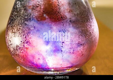 liquide coloré tournoyant dans un bol transparent Banque D'Images