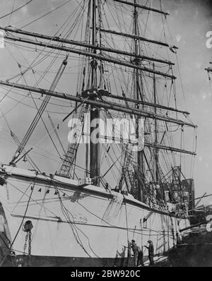 Le windjammer finlandais ' Varma ' , l'un des derniers types de grands voiliers commerciaux , repeint dans les quais du Canal de Regent , Stepney . 1936 Banque D'Images