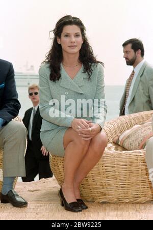 CANNES, FRANCE. 1996 mai : actrice Sandra Bullock au 49e Festival de Cannes. Photo de fichier © Paul Smith/Featureflash Banque D'Images