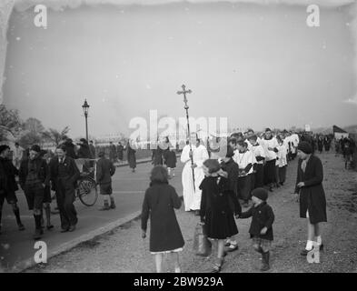 Chœur de garçons en procession pendant le service du Vendredi Saint à Blackheath . 1936 Banque D'Images