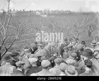 Montrer les gens autour de la station de recherche East Malling journée ouverte dans le Kent . 1939 Banque D'Images