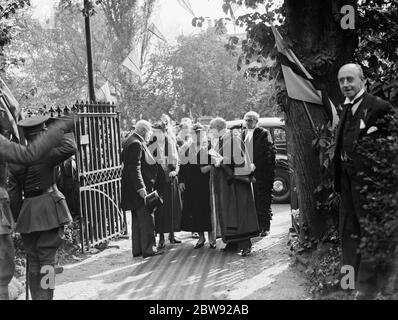 La princesse Helena Victoria ouvre le bazar du YMCA à Dartford, dans le Kent . La princesse arrivant et étant accueillie par le maire . 1938 Banque D'Images