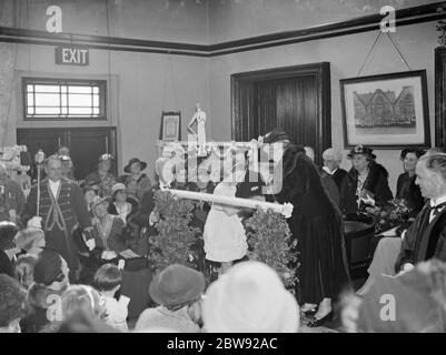 La princesse Helena Victoria ouvre le bazar du YMCA à Dartford, dans le Kent . La princesse recevoir des dons . 1938 Banque D'Images