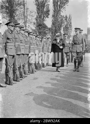 La princesse Helena Victoria ouvre le bazar du YMCA à Dartford, dans le Kent . La princesse inspectant la Garde d'honneur . 1938 Banque D'Images