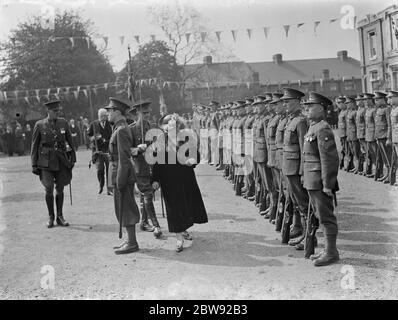 La princesse Helena Victoria ouvre le bazar du YMCA à Dartford, dans le Kent . La princesse inspectant la Garde d'honneur . 1938 Banque D'Images