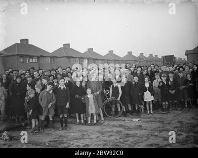 Les foules joyeuses se détournent pour observer le feu de bois à Welling dans le Kent. 1938 Banque D'Images