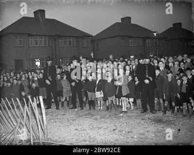 La foule se tourne pour observer le feu de bois à Welling dans le Kent. 1938 Banque D'Images