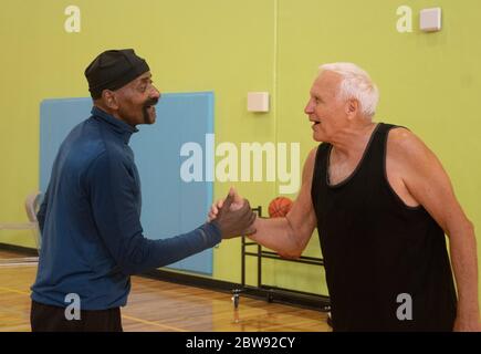 Deux joueurs de basket-ball de premier plan se secouent après avoir terminé dans une ligue de basket-ball de premier plan à Englewood, Floride, États-Unis. Banque D'Images