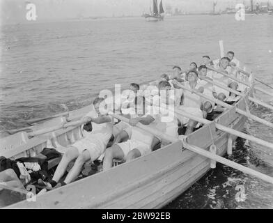 Les cadets du navire de formation HMS Worcester , qui fait partie du Thames Nautical Training College de Greenhithe , Kent , s'en tirent fort sur les verriers . 1939 Banque D'Images