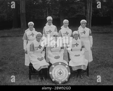Les infirmières posent avec le Stanley Shield pour la British Red Cross Society après le prix Worcester Cadets . 1939 Banque D'Images