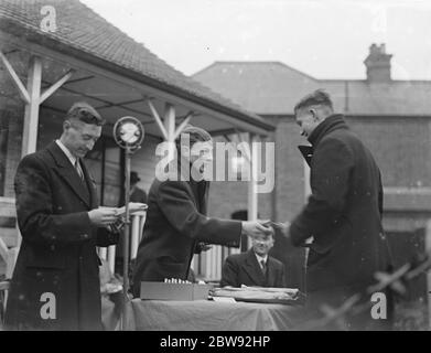 Le médaillé d'or olympique de 1500 mètres pour la Nouvelle-Zélande , Jack E Lovelock (au centre), remet des prix à la Journée des sports d'Eltham College . 1939 Banque D'Images