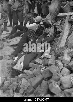 Exercice de précaution en RAID aérien sur Old Kent Road à Londres . Les spectateurs se rassemblent pour voir les « victimes » qui sont parsemées à travers les gravats pendant l'exercice . 1939 . Banque D'Images