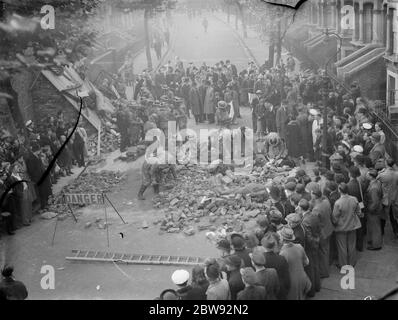 Exercice de précaution en RAID aérien sur Old Kent Road à Londres . Les spectateurs se rassemblent pour voir les « victimes » qui sont parsemées à travers les gravats pendant l'exercice . 1939 . Banque D'Images