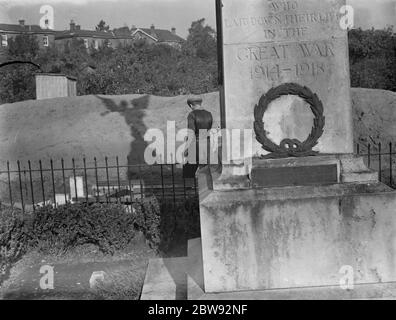 La construction d'un abri de précautions en RAID aérien sous un monument commémoratif de guerre à Swanley , dans le Kent . 1939 Banque D'Images