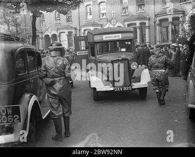 Exercice de précaution en RAID aérien sur Old Kent Road à Londres . Une ambulance de Bedford prenant part à l'exercice . 1939 . Banque D'Images