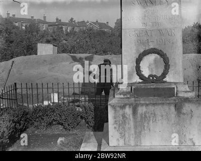 La construction d'un abri de précautions en RAID aérien sous un monument commémoratif de guerre à Swanley , dans le Kent . 1939 Banque D'Images