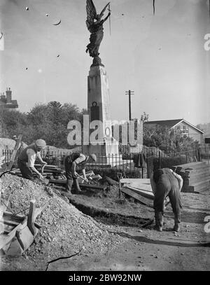 La construction d'un abri de précautions en RAID aérien sous un monument commémoratif de guerre à Swanley , dans le Kent . 1939 Banque D'Images