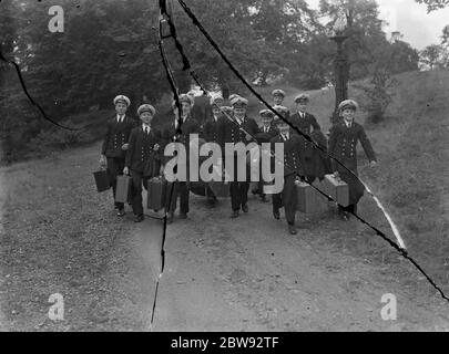 Des cadets de la Marine du navire de formation du Thames Nautical College HMS Worcester sont évacués de Greenhithe vers la campagne. Les ' Worcester Boys ' arrivent ici à Foots Cray place , Kent , qui sera leur nouveau quartier pour la durée de la guerre . 2 septembre 1939 Banque D'Images