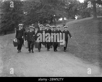 Des cadets de la Marine du navire de formation du Thames Nautical College HMS Worcester sont évacués de Greenhithe vers la campagne. Les ' Worcester Boys ' arrivent ici à Foots Cray place , Kent , qui sera leur nouveau quartier pour la durée de la guerre . 2 septembre 1939 Banque D'Images