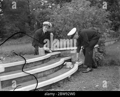 Des cadets de la Marine du navire de formation HMS Worcester du Thames Nautical College ont été évacués de Greenhithe à la place Foots Cray , une demeure de la campagne de Kentish . Ici, les ' Worcester Boys ' perdent peu de temps et commencent à peindre sur les terrains de leurs nouveaux quartiers . 2 septembre 1939 Banque D'Images