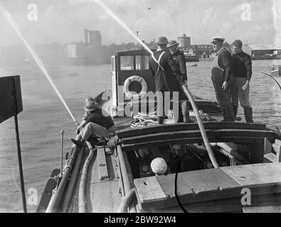 Erith formation du Service auxiliaire des incendies avec une barge de feu sur la Tamise . 1939 Banque D'Images