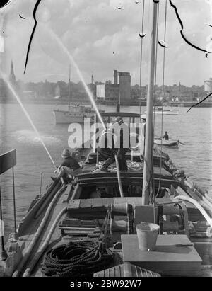 Erith formation du Service auxiliaire des incendies avec une barge de feu sur la Tamise . 1939 Banque D'Images