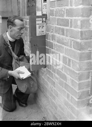 M. J D Richards , qui agit comme postier d'urgence à Horsmonden , dans le Kent , fait une collection . 15 septembre 1939 Banque D'Images