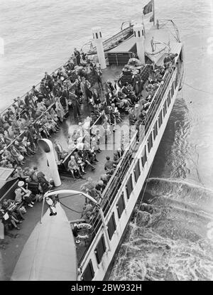 En réponse aux dangers de la guerre, le gouvernement britannique a lancé un programme pour évacuer les enfants des grands centres urbains vers des logements privés dans des zones plus rurales. La photo montre l'évacuation par bateau sur la Tamise à Gravesend , Kent . 1939 Banque D'Images