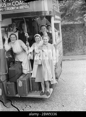 En réponse aux dangers de la guerre, le gouvernement britannique a lancé un programme pour évacuer les enfants et autres civils des grands centres urbains vers des logements privés dans des zones plus rurales. La photo montre les infirmières en évacuation . 1939 Banque D'Images