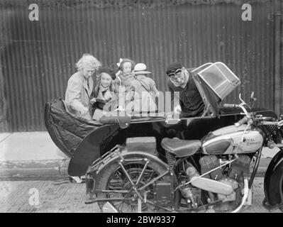 En réponse aux dangers de la guerre, le gouvernement britannique a lancé un programme pour évacuer les enfants des grands centres urbains vers des logements privés dans des zones plus rurales. La photo montre les mères et les enfants qui arrivent dans un side-car à Gravesend , dans le Kent , pendant les procédures d'évacuation . 1939 Banque D'Images