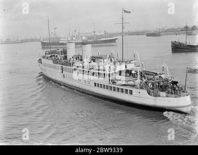 En réponse aux dangers de la guerre, le gouvernement britannique a lancé un programme pour évacuer les enfants des grands centres urbains vers des logements privés dans des zones plus rurales. La photo montre l'évacuation par bateau sur la Tamise à Gravesend , Kent . 1939 Banque D'Images