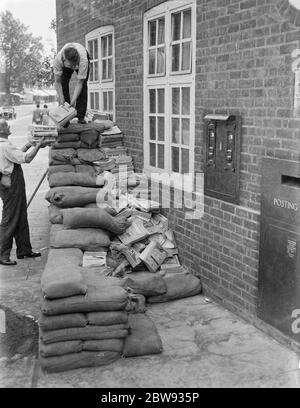 Le bureau de poste général de Sidcup est fortifié avec des sacs de sable et des annuaires téléphoniques en préparation à la guerre . 1939 Banque D'Images