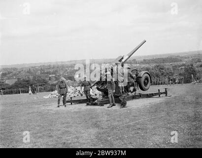 A 4 . 7 dans un canon anti-avion partie d'un placement de canon anti-avion sur des champs vallonnés à Lewisham , Kent . 1939 Banque D'Images