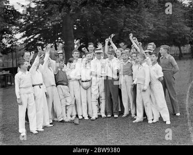 Jeunes joueurs de cricket à Lewisham , Londres . 1939 . Banque D'Images