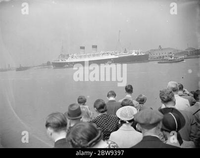 Des foules se sont rassemblées pour voir le RMS Mauretania qui est couché en attente à Tilbury Dock dans l'Essex . RMS Mauretania est un paquebot conçu par Leonard Peskett et construit par Swan , Hunter & Wigham Richardson à Wallsend , Tyne and Wear , pour la British Cunard Line . 1939 Banque D'Images