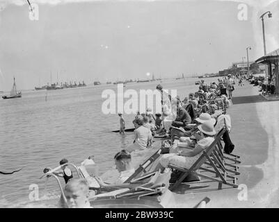 Les voyageurs sont dehors pour profiter du soleil et de la Tamise sur la promenade de Gravesend , Kent . La navigation sur l'estuaire de la Tamise peut être vue dans la distance . 1939 Banque D'Images