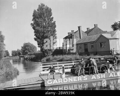 Le ferry Grove en direction de upstreet sur la rivière Stour . C'est un ferry à fond plat tiré à la main à l'aide de câbles 1939 . Banque D'Images