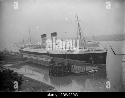 Le RMS Mauretania est à attendre à Tilbury Dock , Essex . RMS Mauretania est un paquebot conçu par Leonard Peskett et construit par Swan , Hunter & Wigham Richardson à Wallsend , Tyne and Wear , pour la British Cunard Line . 1939 Banque D'Images