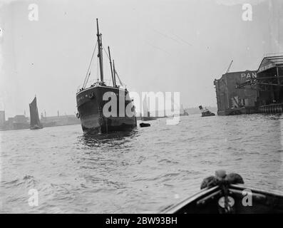 La prow de ' Daniel ' , un navire marchand , suite à une collision avec le remorqueur ' , gusty ' , sur la Tamise à Greenwich , Londres . Le remorqueur partiellement coulé peut être vu à droite de l'image . 1939 Banque D'Images