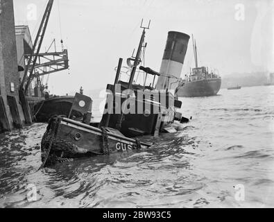 La prow de ' gusty ' un remorqueur coulé après une collision sur la Tamise à Greenwich , Londres . 1939 Banque D'Images