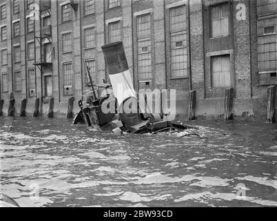 L'entonnoir de ' gusty ' un remorqueur coulé après une collision sur la Tamise à Greenwich , Londres . 1939 Banque D'Images