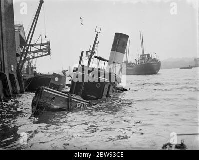 La prow de ' gusty ' un remorqueur coulé après une collision sur la Tamise à Greenwich , Londres . 1939 Banque D'Images