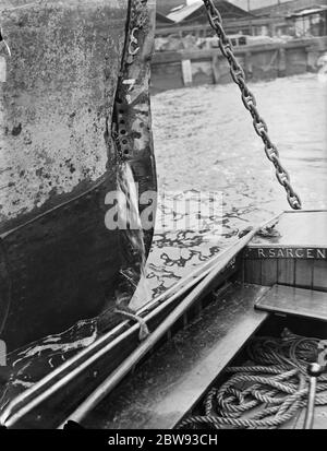 Les dommages sur la prow de ' Daniel ' , un navire marchand , suite à une collision avec le remorqueur ' , gusty ' , sur la Tamise à Greenwich , Londres . 1939 Banque D'Images