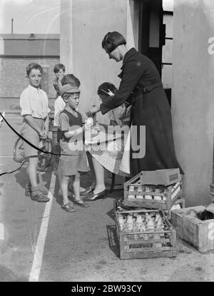 Lait gratuit pour les enfants en vacances à Crayford , Kent . 1939 Banque D'Images