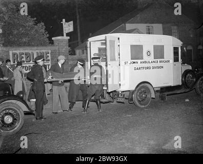 Une ambulance noire recevant une victime à Dartford , Kent . 1939 Banque D'Images