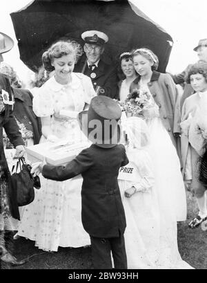 La Reine de Gala Bexleyheath , Mlle Dorothy Gardner , remise d'un cadeau par un jeune garçon en tenue formelle . 1939 Banque D'Images