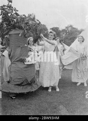 La Reine de Gala de Bexleyheath , Mlle Dorothy Gardner , avec ses participants . 1939. Banque D'Images