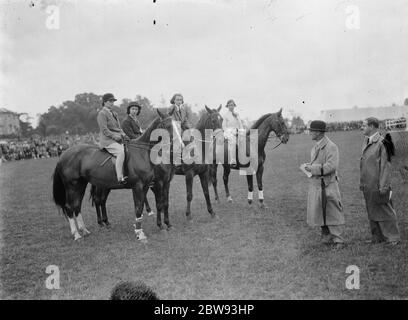 Saut à cheval au gala Bexleyheath dans le Kent . Les cavaliers alignent leurs supports pour le spectacle de saut à cheval . 1939 Banque D'Images